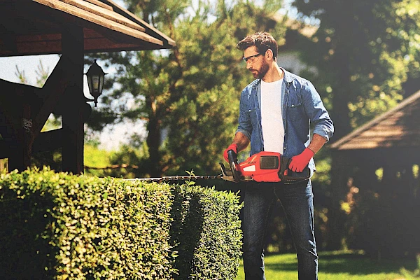 Battery-powered hedge trimmers for all needs