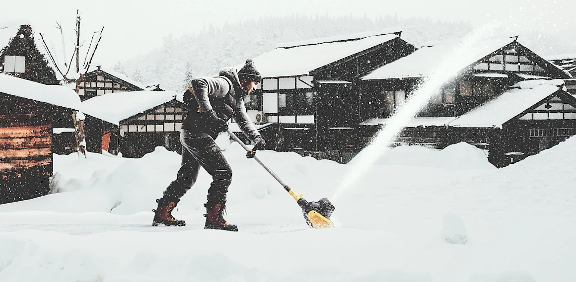 Winter maintenance with battery-powered snow shovels