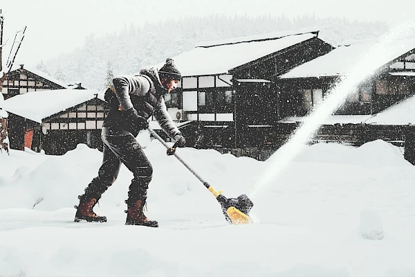 Winter maintenance with battery-powered snow shovels