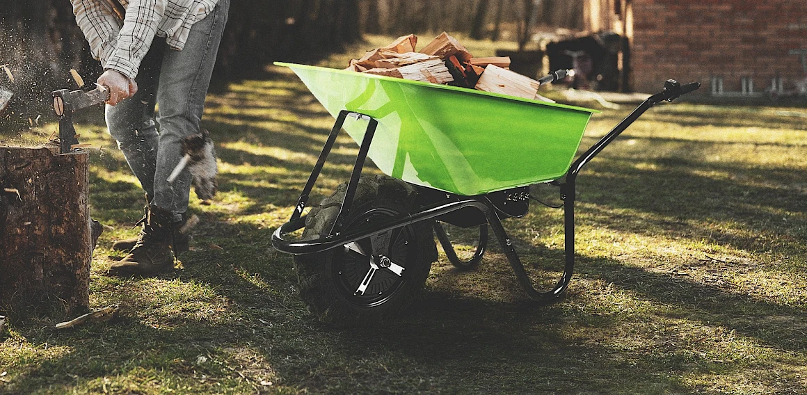 Battery-powered wheelbarrows for easy transports