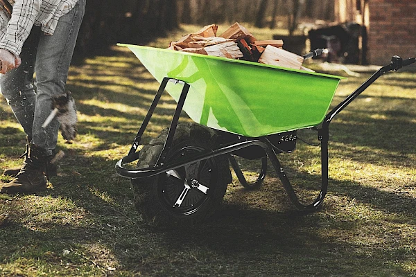 Battery-powered wheelbarrows for easy transports